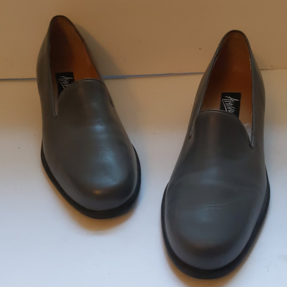 Artiva gray leather loafers-sz 7M